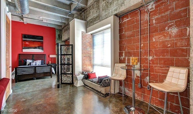 Building Photo - 152 E Pecan St