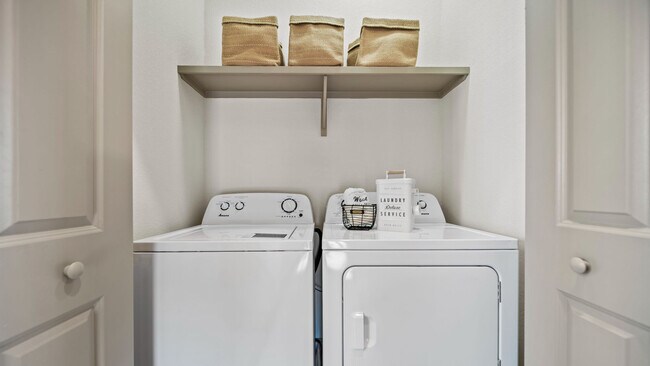 3 habitaciones, 3.5 baños - 2926 pies cuadrados - Lavadora y secadora en la casa - The Summit Brownstones