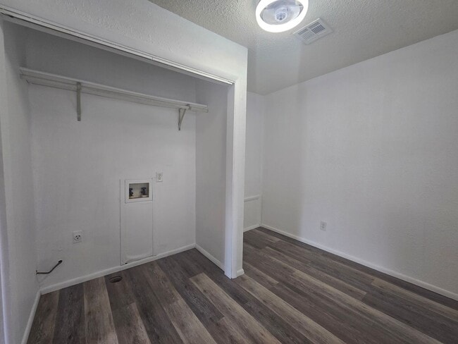 Building Photo - 1 Bedroom 1 Bath Home in Shawnee!