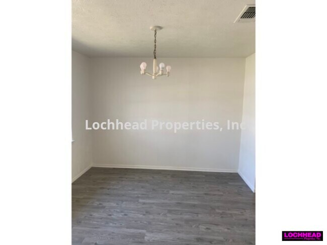 Foto del edificio - 648 Edgeglen Dr
