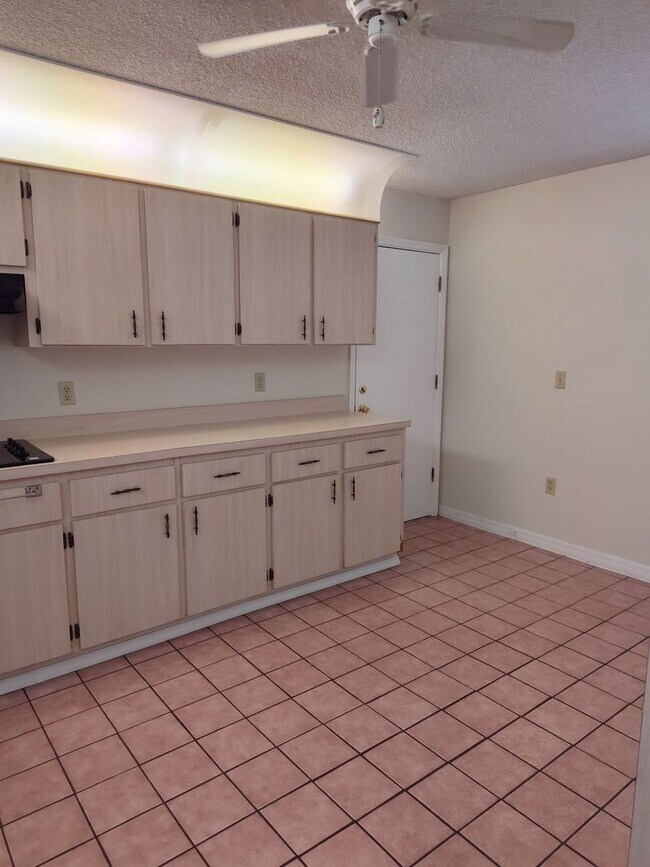 Foto del edificio - 3 BEDROOM 2 BATH NEW LAMINATE FLOORS