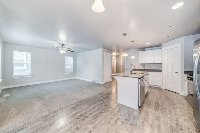 Foto del edificio - 663 Fall Creek Dr