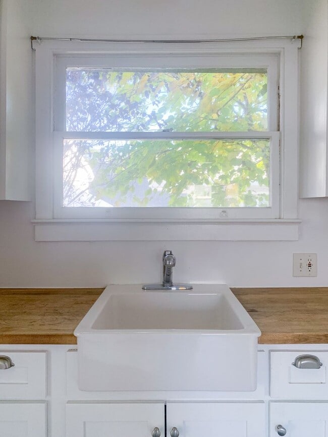 Building Photo - 5670 York Blvd