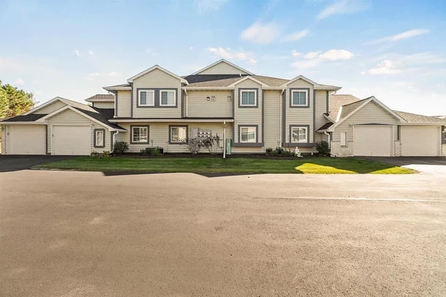 Building Photo - W240N2524 E Parkway Meadow Cir