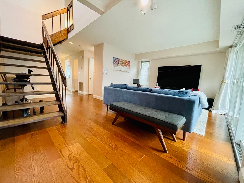 Primary Photo - 15 Fresh Pond Pl