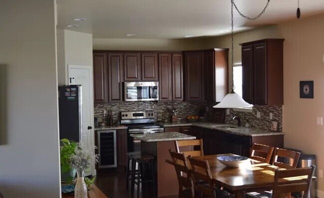 Foto del edificio - Beautiful 4 Bedroom Home in Desirable Springs Ranch Area!