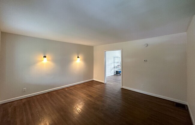 Building Photo - Charming 3Bedroom/1Bathroom in Cameron Vil...