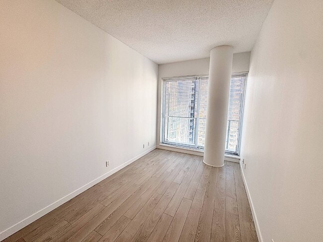 Building Photo - Centre West - 1801