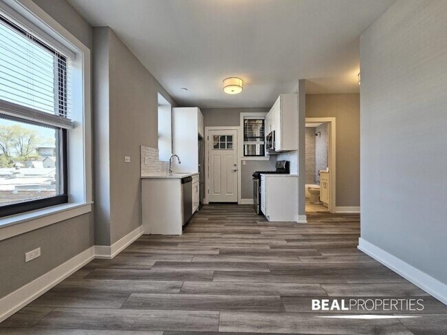 Foto del edificio - 2 bedroom in CHICAGO IL 60613