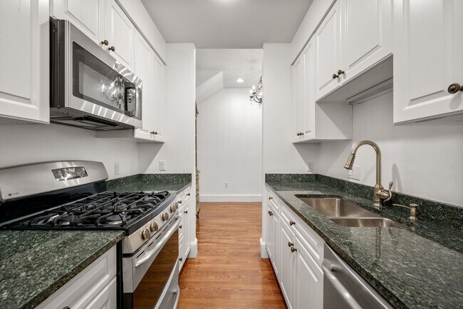 Building Photo - 402 Marlborough St