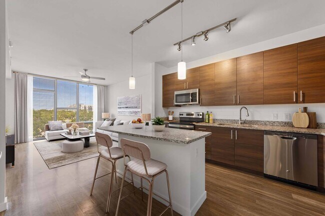 Una cocina moderna que se integra sin esfuerzo en su espacio vital. - Windsor Central Arts