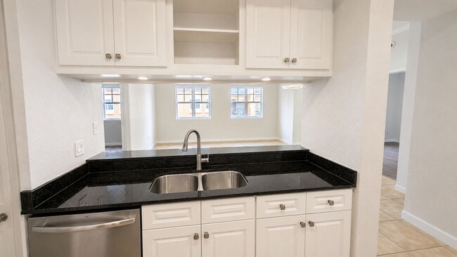 Building Photo - Annual 2/2 condo in luxury building downtown Sarasota!