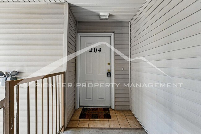 Building Photo - Updated Condo with Central AC!