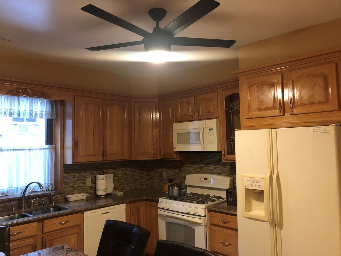 Eat in Kitchen - 1459 Arnow Ave