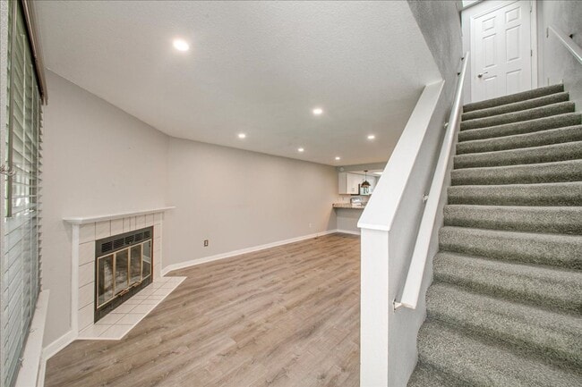 Building Photo - Bright & Stylish Townhome in the Heart of ...