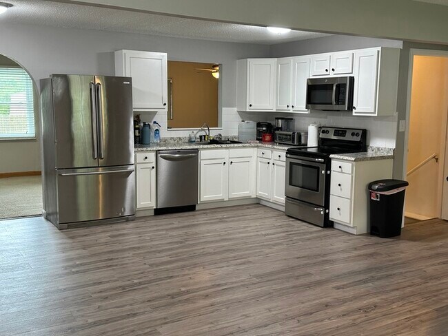 Building Photo - Updated 3Bd 2Bth Home in St. Charles, Mo.