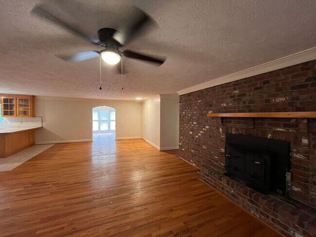 Building Photo - 396 Simpson Rd