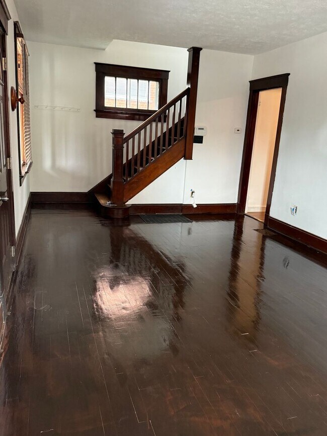 Foto del edificio - Spacious 3-bed 2-full bath available now