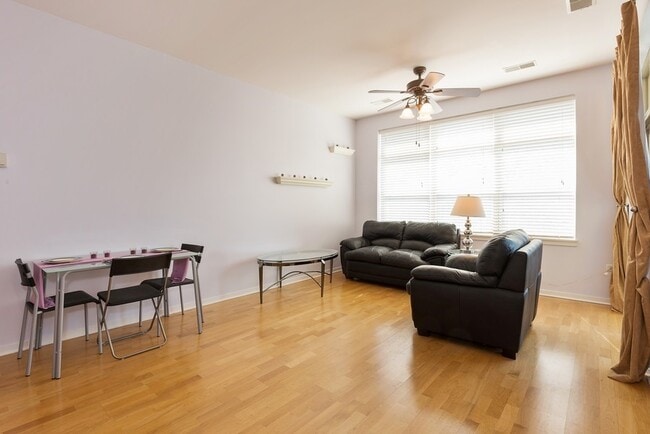 Foto del edificio - 2933 N Clybourn Ave