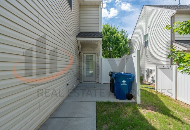 Foto del edificio - Gorgeous End-Unit Townhome with Spacious Layout!