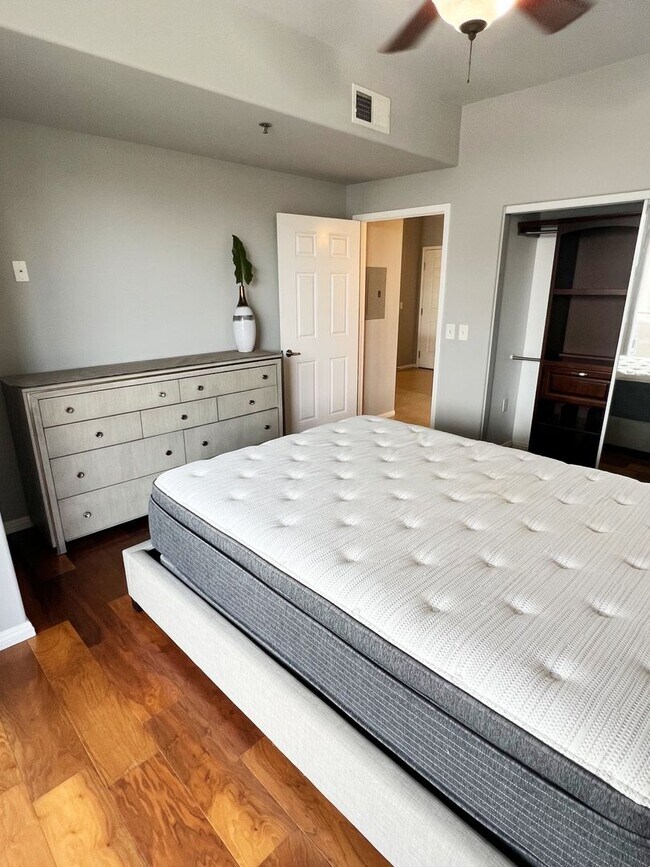 Foto del edificio - Beautiful 1 Bed/1 Bath Fully Furnished Lig...