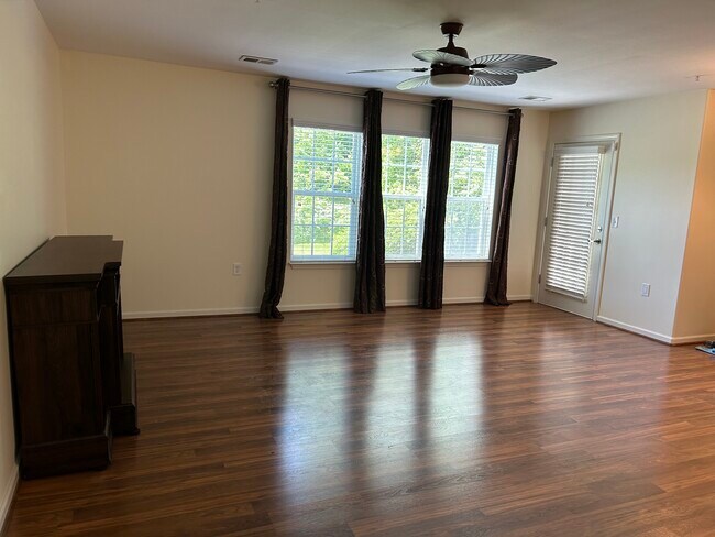 Foto del edificio - 4705 Pennoak Ln