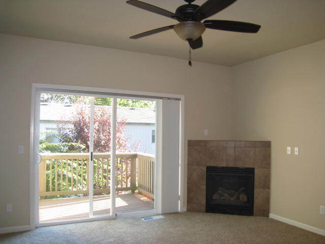 Building Photo - Well-Maintained Townhome in Desirable SW P...