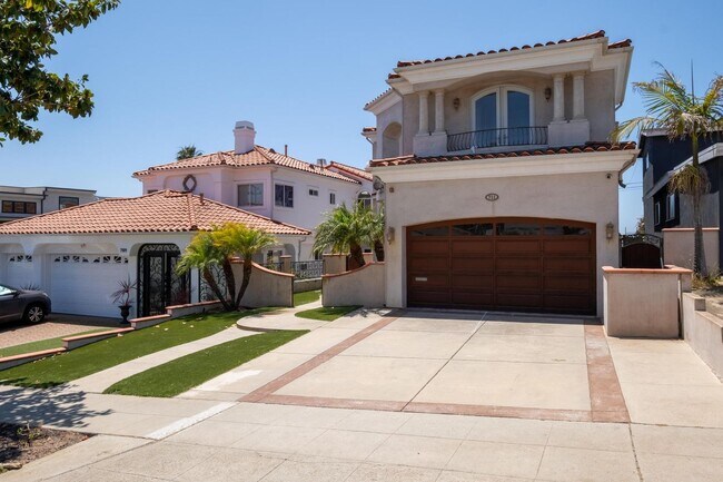 Building Photo - Stunning 4 bed, 4.5 bath home located on a quiet and highly desirable street in Redondo Beach