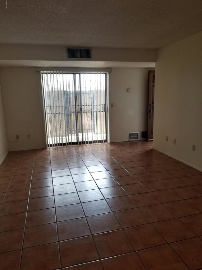 Foto del edificio - 6615 E Golf Links Rd