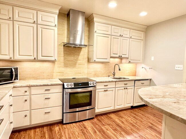 Building Photo - Sutton Place - 3 beds 2.5 baths!  Parking!...