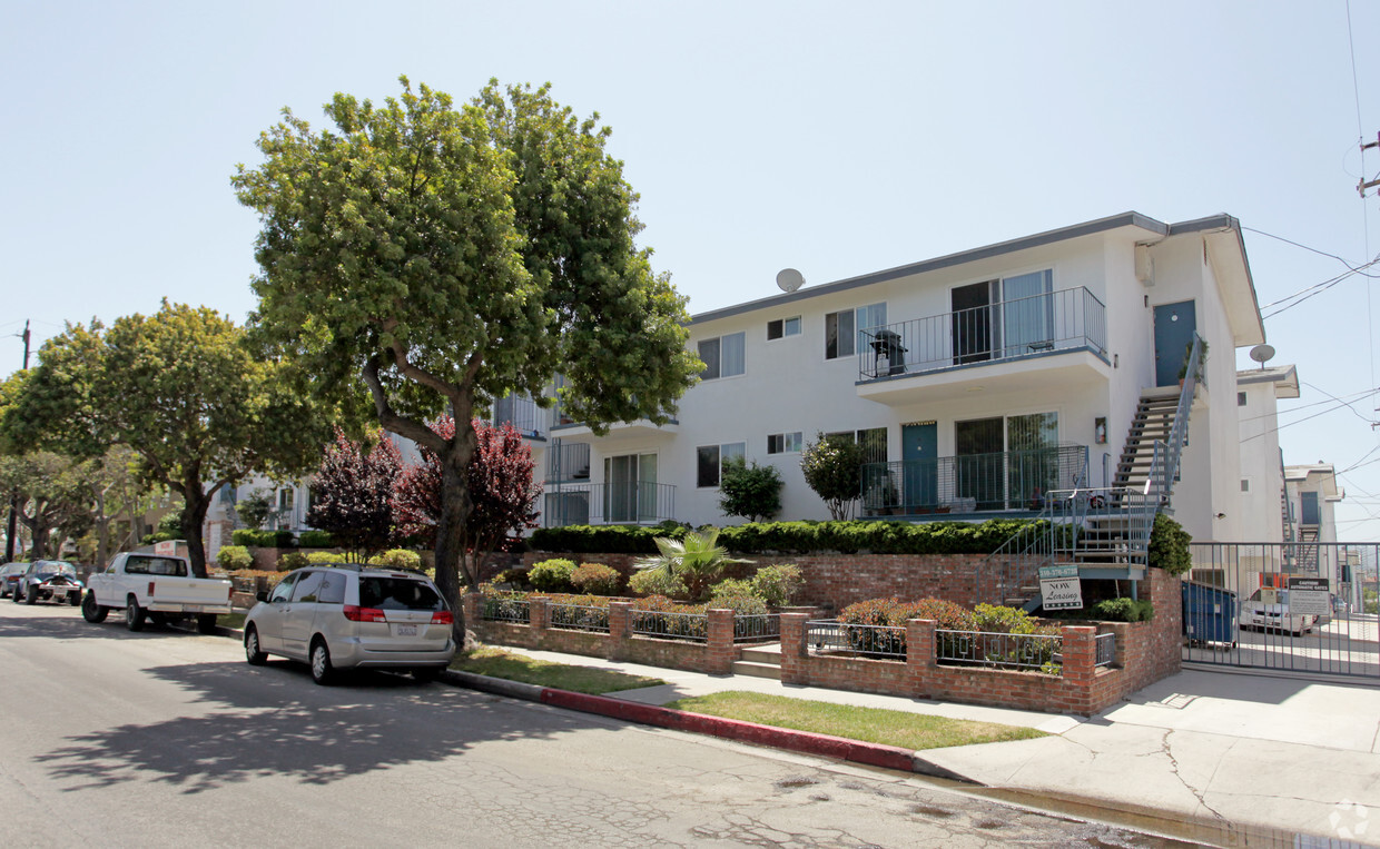 Primary Photo - Tally Ho Torrance Apartments