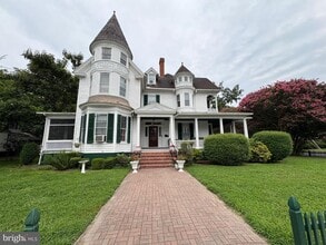 Building Photo - 701 Locust St