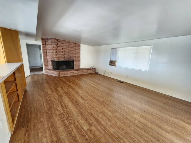 Building Photo - COMING SOON!!! Come See This Centrally Loc...