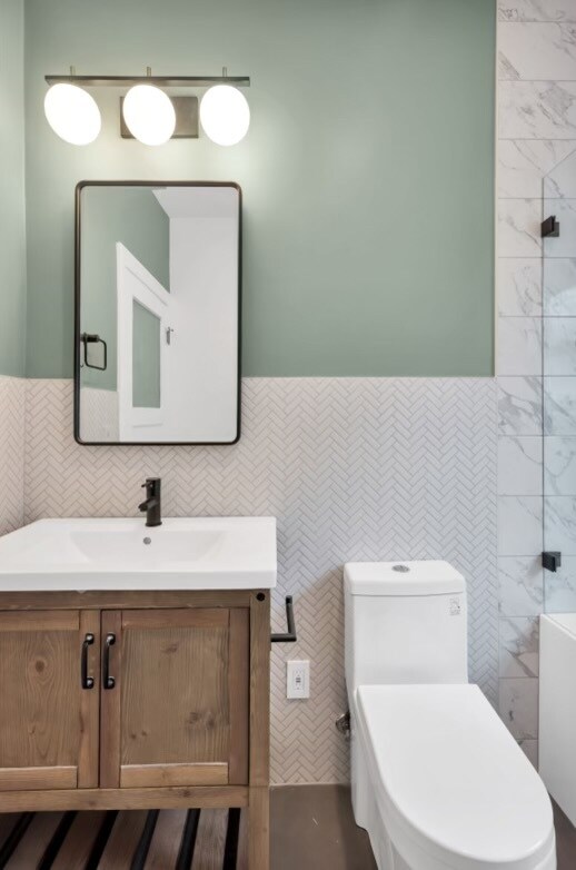 Hall Bath - 1062 Aileen St