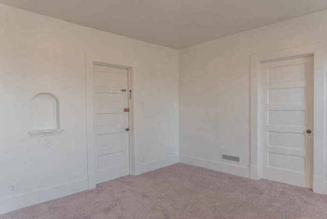 Building Photo - Updated 1 Bedroom Apartment Walking Distan...