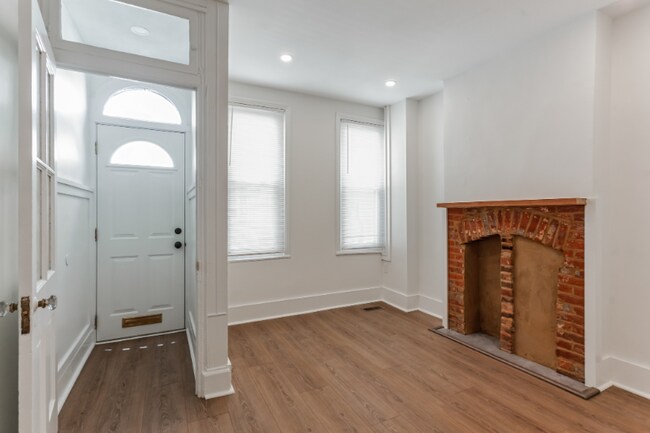 Photo - 1947 N Darien St House