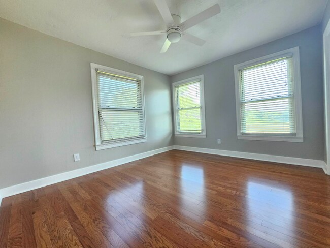 Building Photo - 605 E 12th St