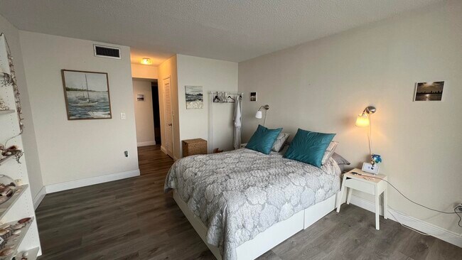 Building Photo - 1301 NE Miami Gardens Dr