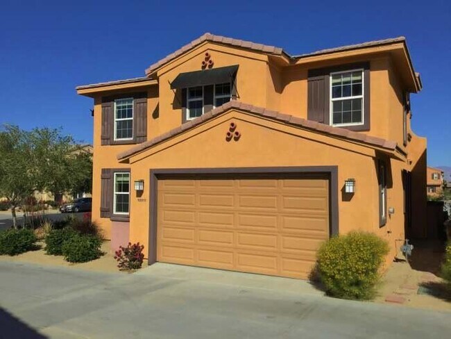 Foto del edificio - 52210 Rosewood Ln