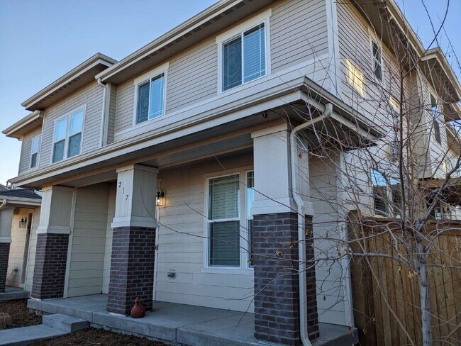 Foto del edificio - Luxury Open Concept Townhome in Quiet Littleton Neighborhood Complete with Mountain Views!