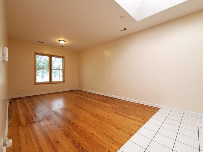 Building Photo - 2329 W Belmont Ave