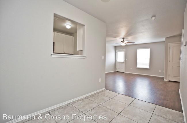 Building Photo - 3 br, 2 bath Apartment - 1008 Holly St A