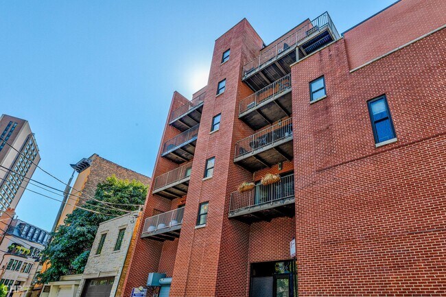Foto del edificio - 1926 N Lincoln Park W