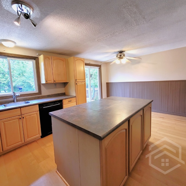 Building Photo - 4 Bedroom House in Springford!!