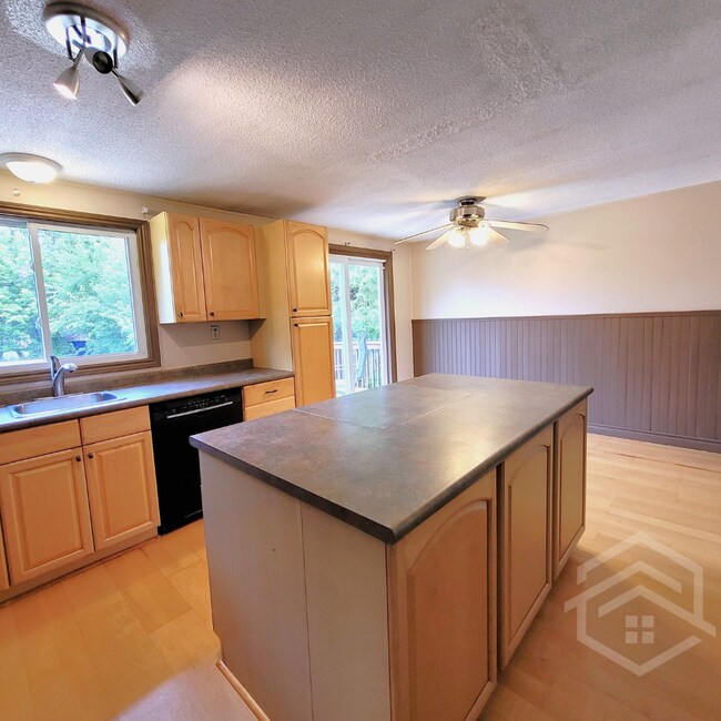 Photo du bâtiment - 4 Bedroom House in Springford!!