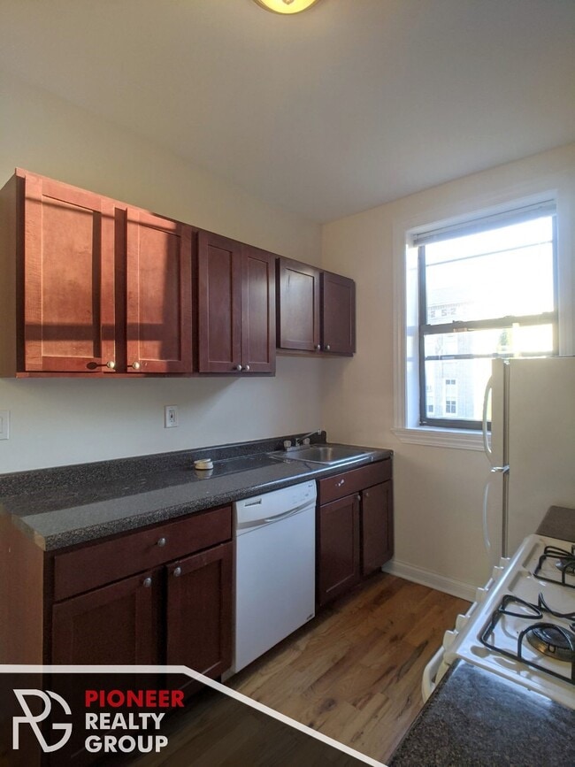 Building Photo - 822 W Waveland Ave