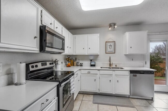 Foto del edificio - Room in House on Bandera St