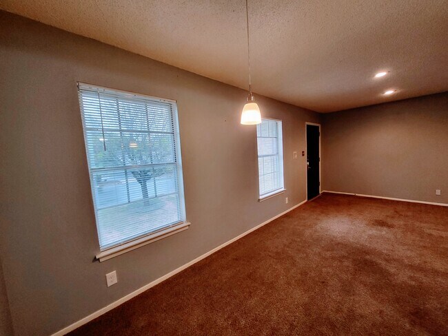 Building Photo - Willowrun D