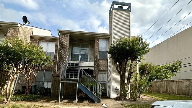 Building Photo - 3900 Woodchase Dr