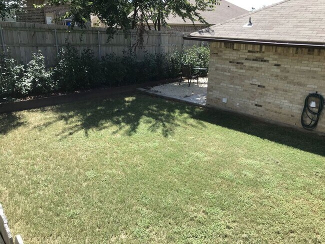 Foto del edificio - $1195 -Charming duplex in Pilot Point